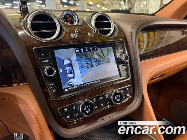 Bentley Bentayga 2018 — ფოტო 19/20