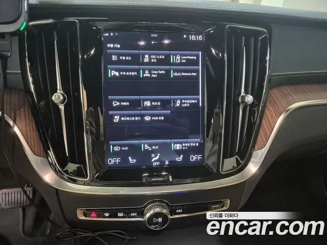 Volvo S60 2021 — ფოტო 16/18