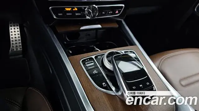 Mercedes-Benz G-Class 2021 — Photo 9/20