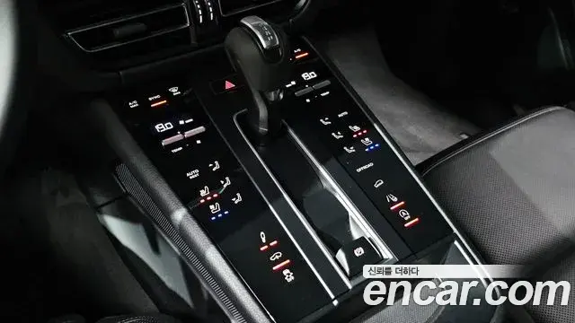 Porsche Macan 2022 — ფოტო 21/42