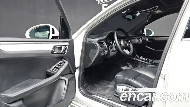 Porsche Macan 2022 — ფოტო 19/42