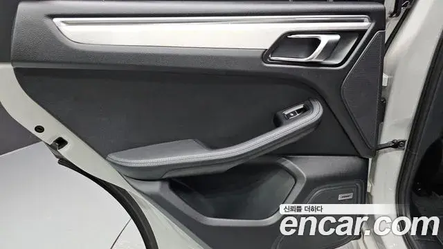 Porsche Macan 2022 — ფოტო 40/42