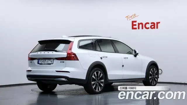 Volvo V60 Cross Country 2023 — Şəkil 18/32