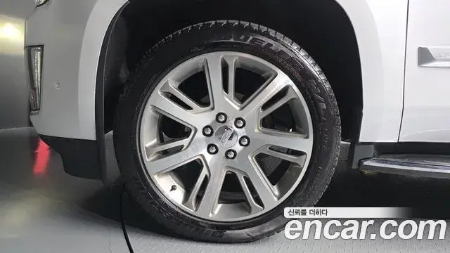 Cadillac Escalade 2020 — ფოტო 14/32
