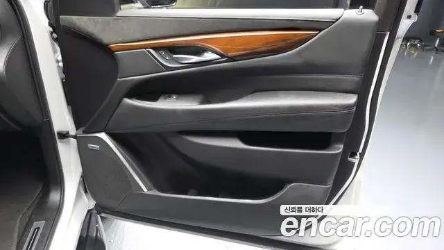 Cadillac Escalade 2020 — ფოტო 18/32