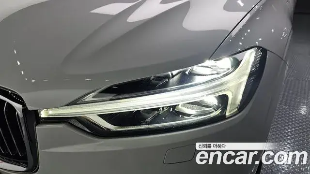 Volvo XC60 2021 — ფოტო 32/34