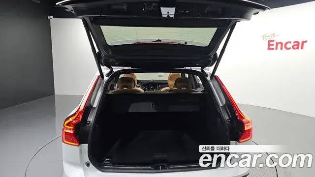 Volvo XC60 2021 — ფოტო 1/34