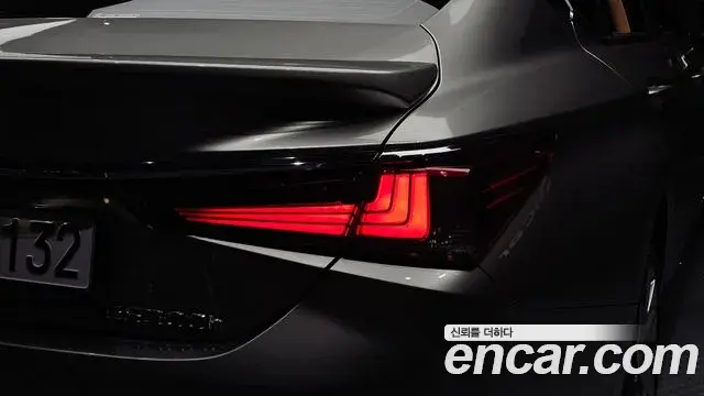 Lexus ES300h 2026 — Şəkil 28/36