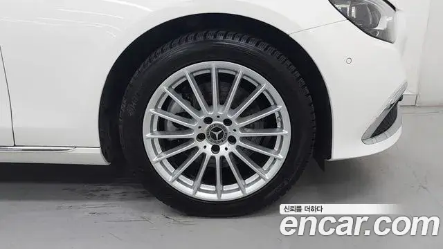 Mercedes-Benz E-Class 2023 — Photo 4/19