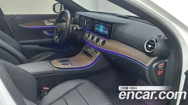 Mercedes-Benz E-Class 2023 — Photo 8/19