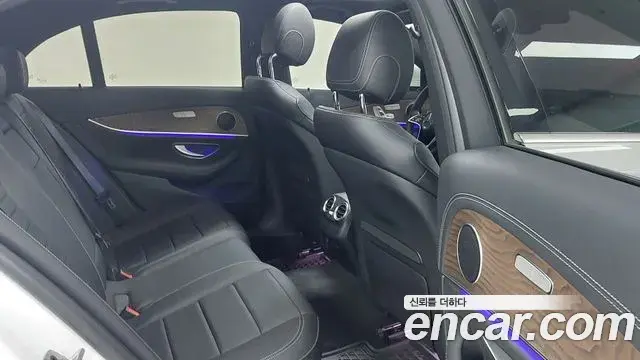 Mercedes-Benz E-Class 2023 — Photo 9/19
