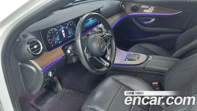 Mercedes-Benz E-Class 2023 — Photo 13/19