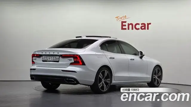 Volvo S60 2019 — Фото 2/20