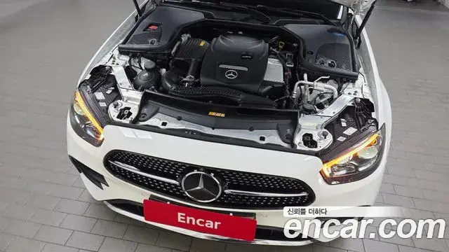 Mercedes-Benz E-Class 2023 — Photo 6/20