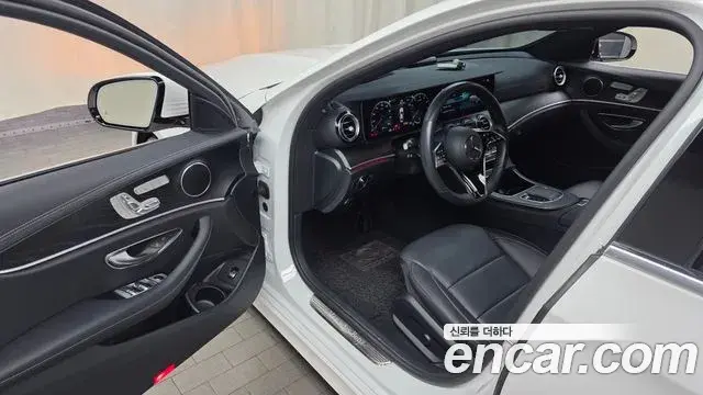 Mercedes-Benz E-Class 2023 — Photo 10/20