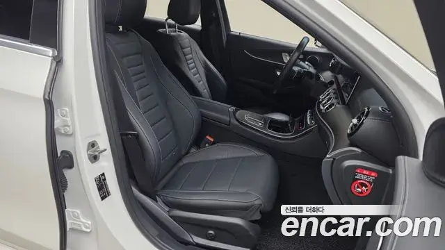 Mercedes-Benz E-Class 2023 — Photo 11/20