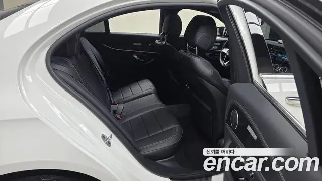 Mercedes-Benz E-Class 2023 — Photo 12/20