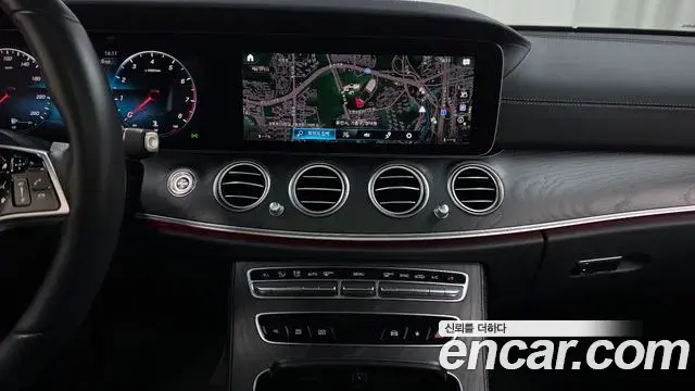 Mercedes-Benz E-Class 2023 — Photo 14/20