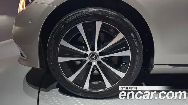 Mercedes-Benz E-Class 2021 — Photo 5/20