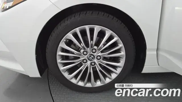 Toyota Avalon 2019 — Photo 5/20
