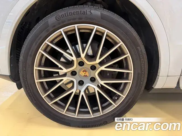 Porsche Cayenne 2023 — Photo 7/20