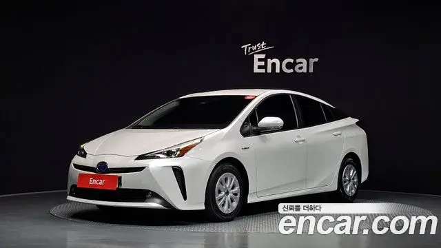 Toyota Prius 2021 — Фото 1/20