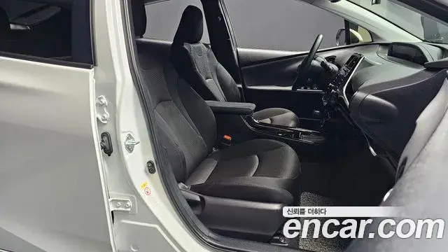 Toyota Prius 2021 — Фото 12/20