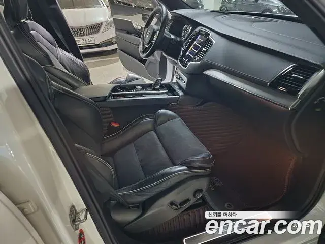 Volvo XC90 2020 — ფოტო 17/20