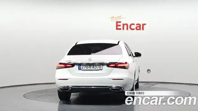 Mercedes-Benz E-Class 2023 — Photo 10/20
