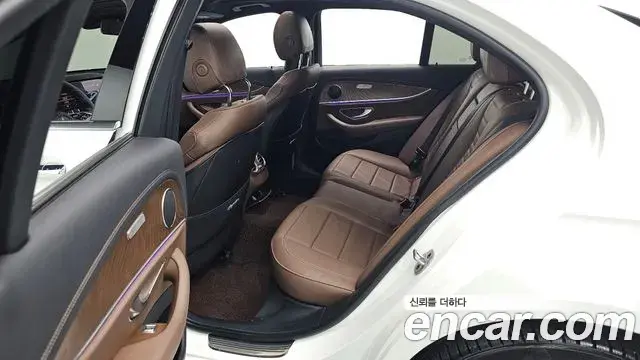 Mercedes-Benz E-Class 2023 — Photo 6/20