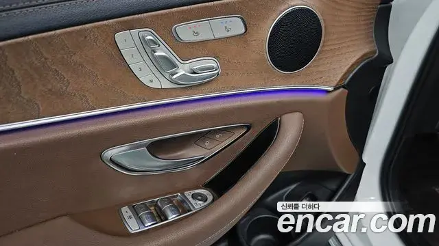 Mercedes-Benz E-Class 2023 — Photo 16/20