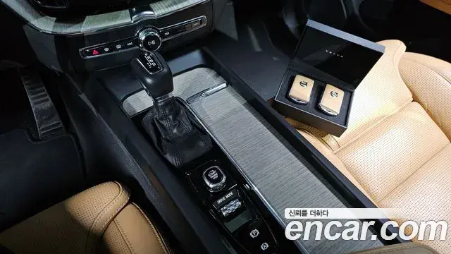Volvo XC60 2019 — Photo 9/20