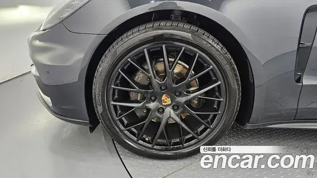 Porsche Panamera 2018 — ფოტო 14/20