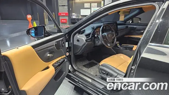 Lexus ES300h 2022 — Photo 8/19