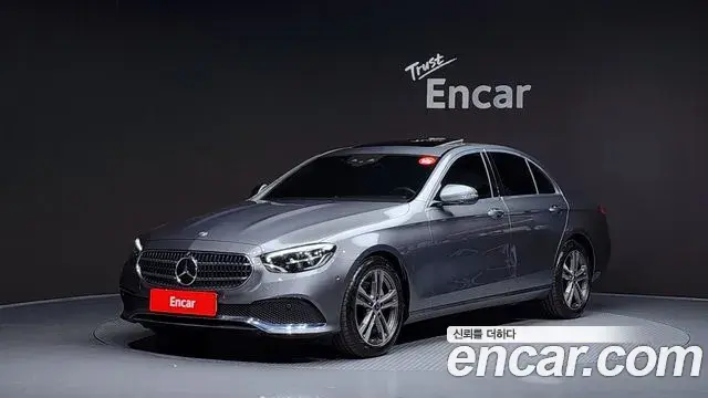 Mercedes-Benz E-Class 2022 — Photo 12/20
