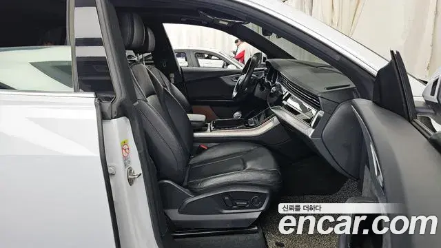 Audi Q8 2020 — ფოტო 17/20