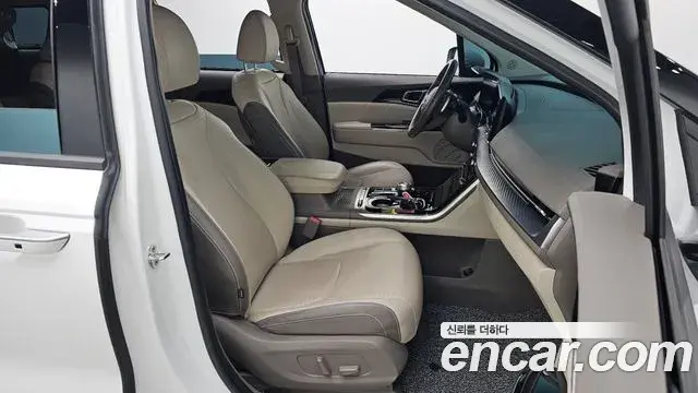 Kia Carnival 2021 — ფოტო 13/20