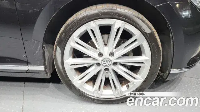 Volkswagen Passat GT 2018 — Şəkil 10/20