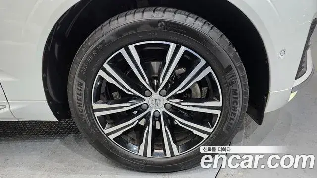 Volvo XC60 2022 — ფოტო 3/20