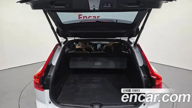 Volvo XC60 2022 — ფოტო 10/20