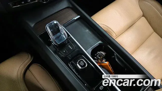 Volvo XC60 2022 — ფოტო 11/20