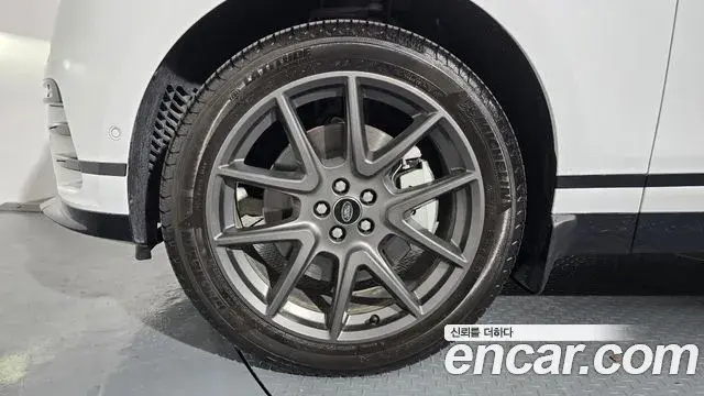 Land Rover Range Rover Velar 2025 — Photo 13/20