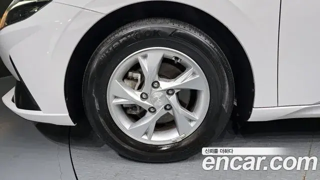 Hyundai The New Avante Hybrid 2023 — Photo 11/31