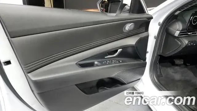 Hyundai The New Avante Hybrid 2023 — Photo 17/31