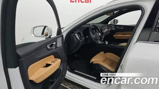 Volvo XC60 2022 — Şəkil 12/20