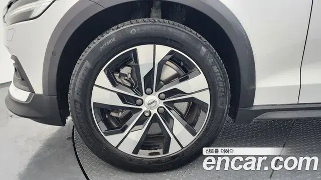 Volvo V60 Cross Country 2021 — ფოტო 8/20
