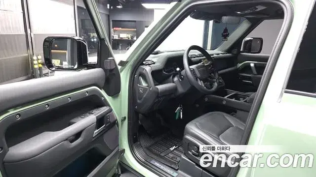 Land Rover Defender 2023 — ფოტო 30/33