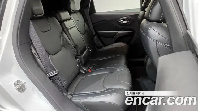 Jeep Cherokee 2019 — Фото 11/20