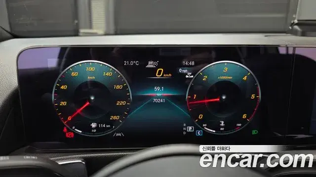 Mercedes-Benz GLB-Class 2021 — Şəkil 16/20