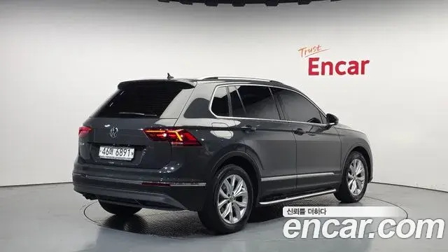 Volkswagen Tiguan 2018 — ფოტო 17/33